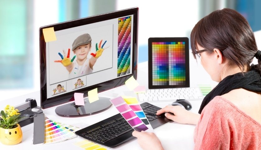 Visual Communication Designer Working - Professional Diploma Course Training